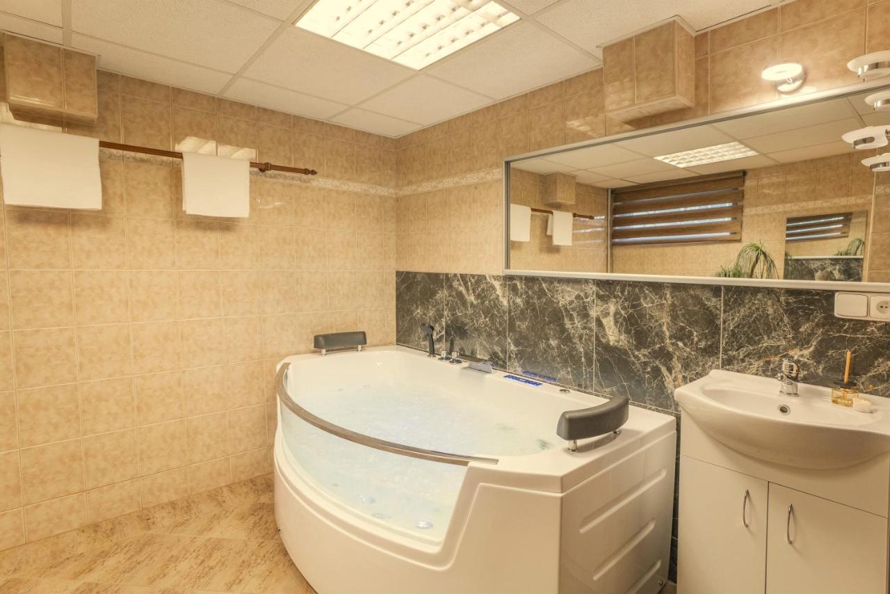 Wellness Studio! Finnish Sauna, Whirlpool, Gym & More! Praag Buitenkant foto